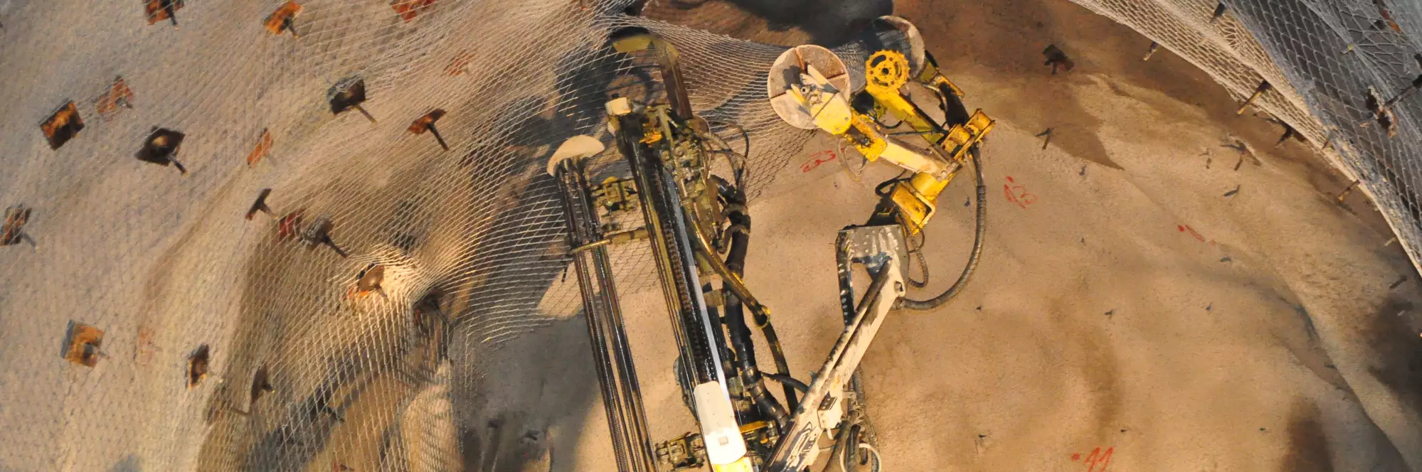 我们的钢筋网可用于矿山、通路和铁路隧道，以加固现有的基础设施，或确保新结构从一开始（从箱形切割到矿山废弃）就具有最大的稳定性。